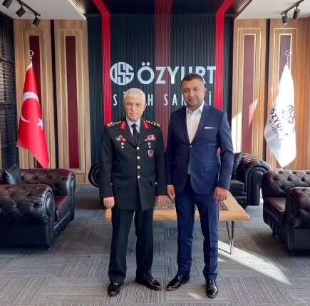 Böyle network ağız sulandırır! Serdar Özyurt kimlerle oturup kalkmış, kimler öven yazılar yazmış; sosyal medyada boşa aramayın! 2